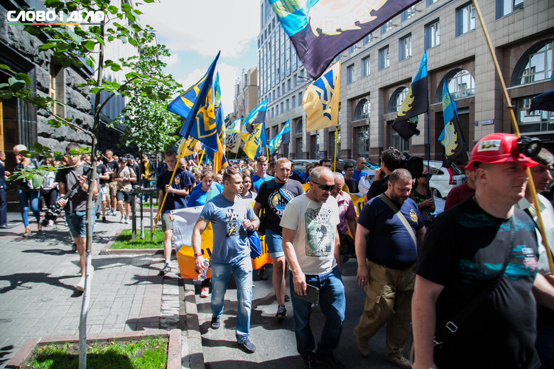 Активисты гражданского корпуса Азов и члены профсоюза горняков Украины провели совместную акцию в столице.