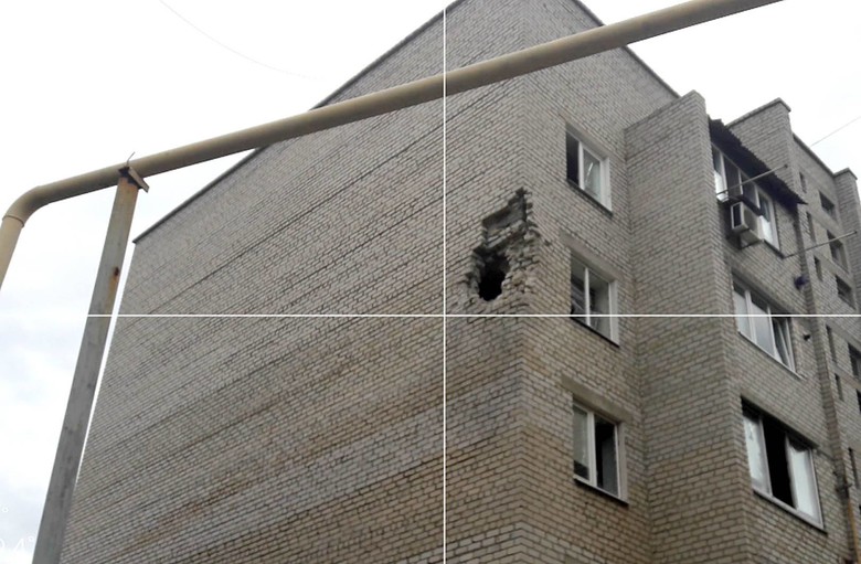 В результате ночных обстрелов Марьинки пророссийскими сепаратистами было повреждено жилое здание и другие сооружения.