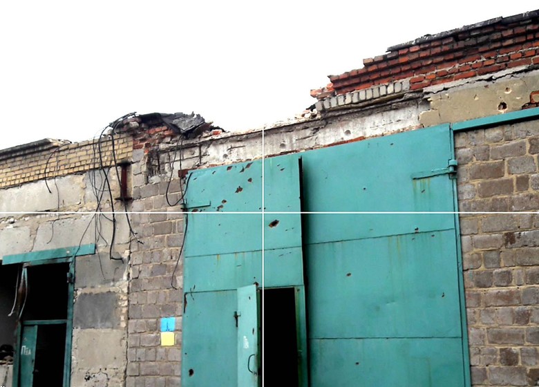 В результате ночных обстрелов Марьинки пророссийскими сепаратистами было повреждено жилое здание и другие сооружения.