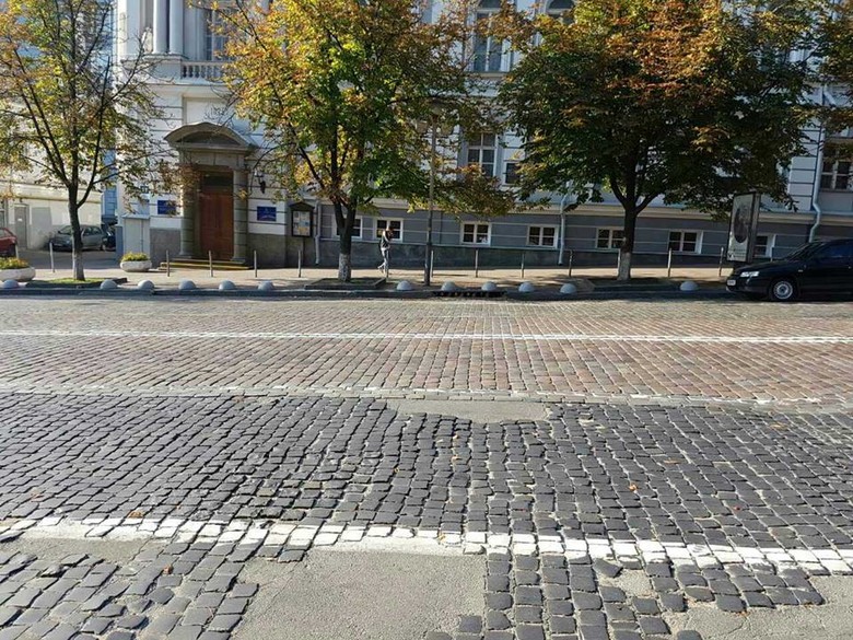 Хаотичная парковка автомобилей теперь невозможна на улицах Пушкинской, Богдана Хмельницкого и рядом со станцией метро Золотые Ворота.