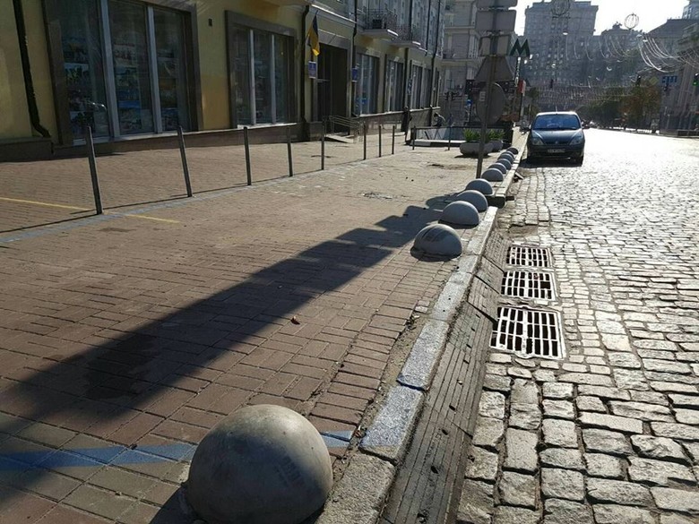 Хаотична парковка автомобілів тепер неможлива на вулицях Пушкінській, Богдана Хмельницького та поруч зі станцією метро Золоті Ворота.