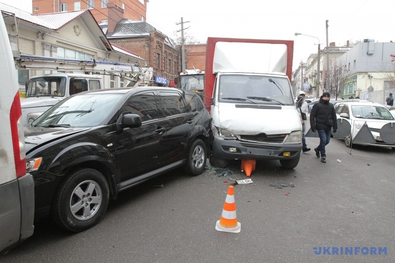 В центре Днепра днем произошла авария – у трактора отказали тормоза и он на ходу повредил более десяти автомобилей.