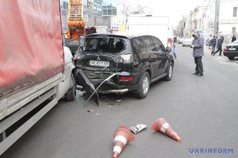 У центрі Дніпра вдень сталася аварія – у трактора відмовили гальма і він на ходу пошкодив понад десять автомобілей.