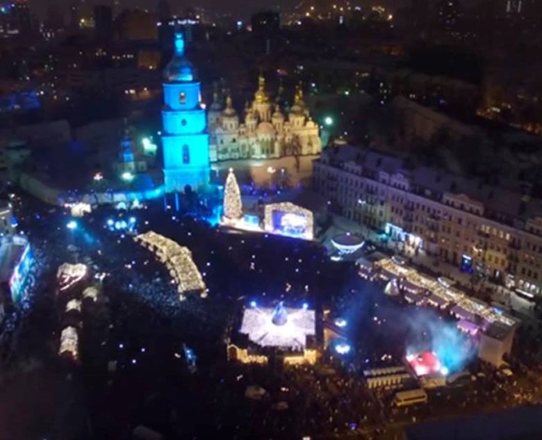 Сегодня в Киеве состоялась церемония торжественного зажжения главной новогодней елки Украины.
