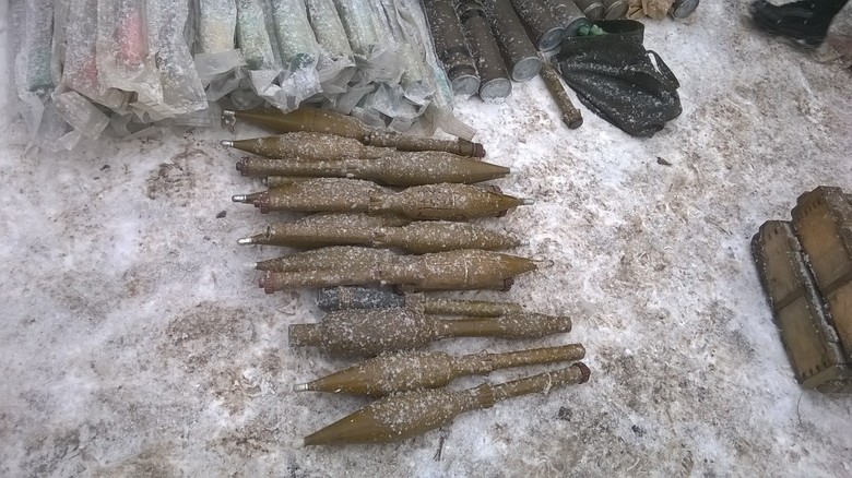Сотрудники украинской спецслужбы в зоне проведения антитеррористической операции обнаружили огромный склад с боеприпасами.