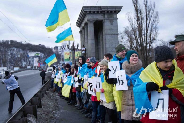 Сегодня в День Соборности в Киеве на мосту Патона символически соединили «живой цепью» правый и левый берега Украины.