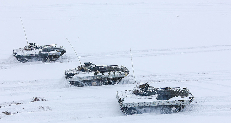Белорусские военные на учениях сделали белый зимний камуфляж для танков из газетных страниц.