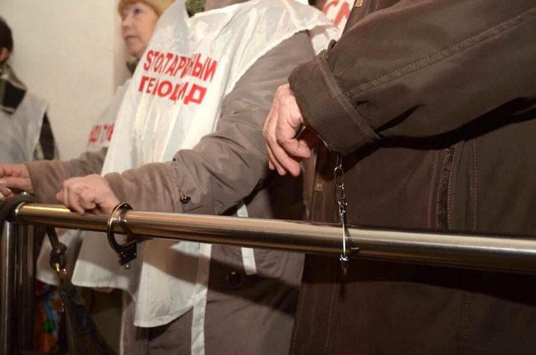 Громадські активісти третій день блокують приймальню Кабінету міністрів, вимагаючи імпічменту Президента Петра Порошенка й відставки прем'єр-міністра Володимира Гройсмана.