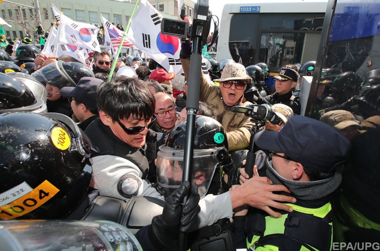 В столице Южной Кореи Сеуле начались столкновения между противниками импичмента президента Пак Кын Хе и полицией после постановления Конституционного суде о законности импичмента.