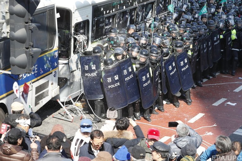 В столице Южной Кореи Сеуле начались столкновения между противниками импичмента президента Пак Кын Хе и полицией после постановления Конституционного суде о законности импичмента.