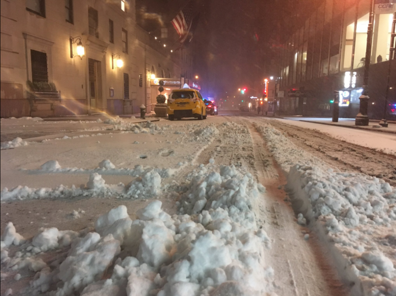 В США власти штатов Нью-Йорк и Нью-Джерси объявили режим чрезвычайного положения в связи с мощным снежным штормом Стелла.