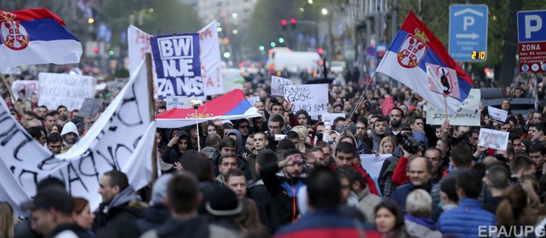 У 15 містах Сербії третій день тривають масові протести проти обрання президентом прем'єр-міністра країни Олександра Вучича.