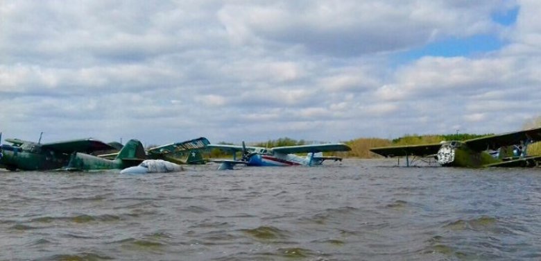 Весенний паводок затопил летное поле в городе Иштим Тюменской области России вместе с самолетами: часть из них собирались использовать для борьбы с последствиями наводнения.