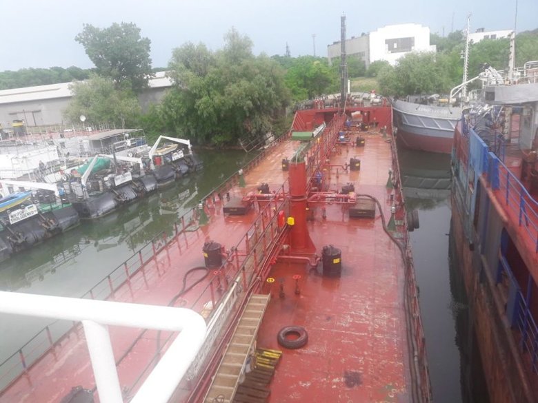 Пограничники вместе с полицией задержали в Одесской области судно Bospor под флагом Молдовы, которое незаконно перевозило людей в оккупированный Россией Крым.