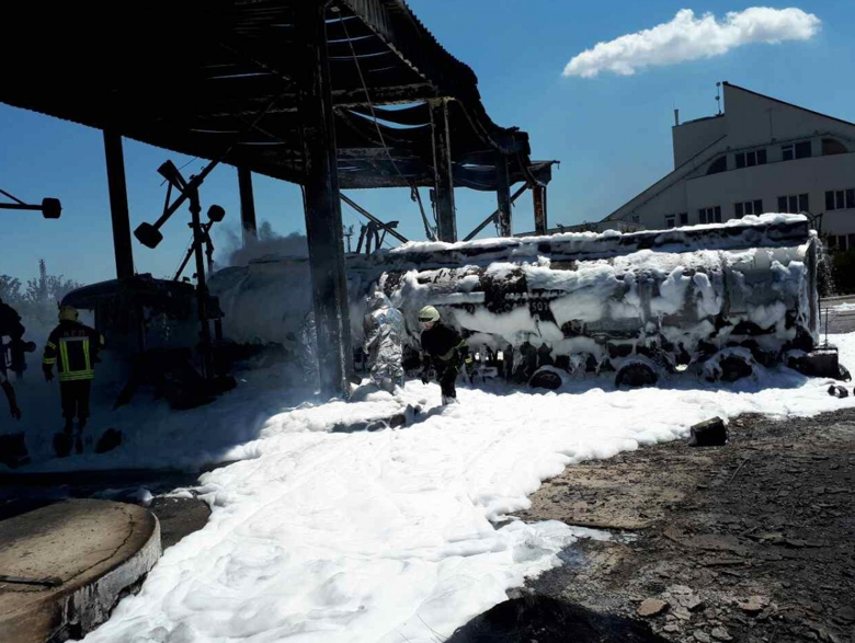 На нефтебазе в поселке Усатово под Одессой взорвался и сгорел бензовоз, пострадали два человека.