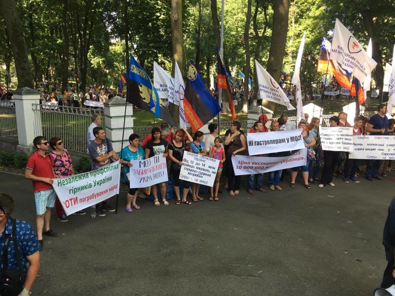 Волонтер Леся Литвинова рассказала о митингах против медреформы, которые проходили под зданиями Минздрава и парламента.