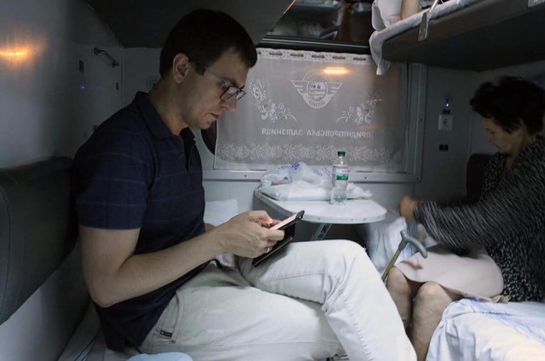 Министр инфраструктуры Владимир Омелян проехался в плацкартном вагоне из Киева в Днепр, чтобы оценить качество услуг украинской железной дороги.