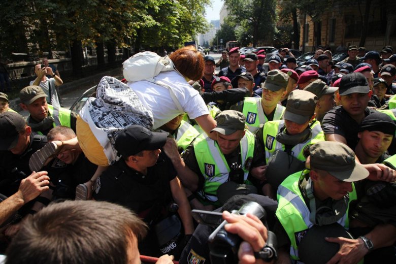 У здания Администрации президента Украины произошло столкновение между сторонниками Михеила Саакашвили и полицией.