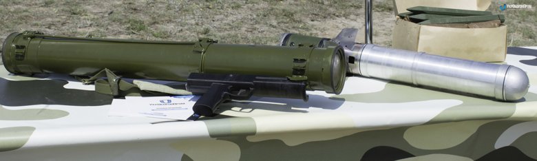 Предприятия Укроборонпрома представили новые пехотные вооружения с термобарическими зарядами  – пехотный огнемет и гранаты.