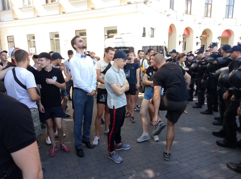 В Одессе начался митинг сторонников ЛГБТ движения, который охраняют бойцы Нацгвардии. Также возле ЛГБТ активистов собрались противники.
