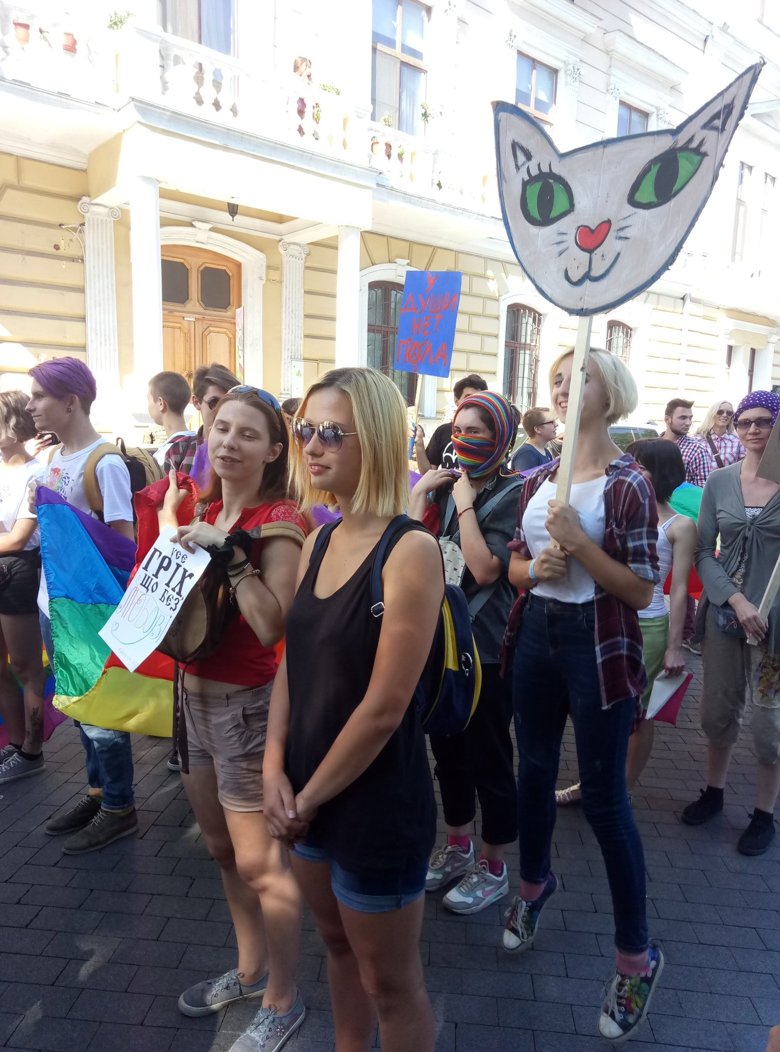 В Одессе начался митинг сторонников ЛГБТ движения, который охраняют бойцы Нацгвардии. Также возле ЛГБТ активистов собрались противники.