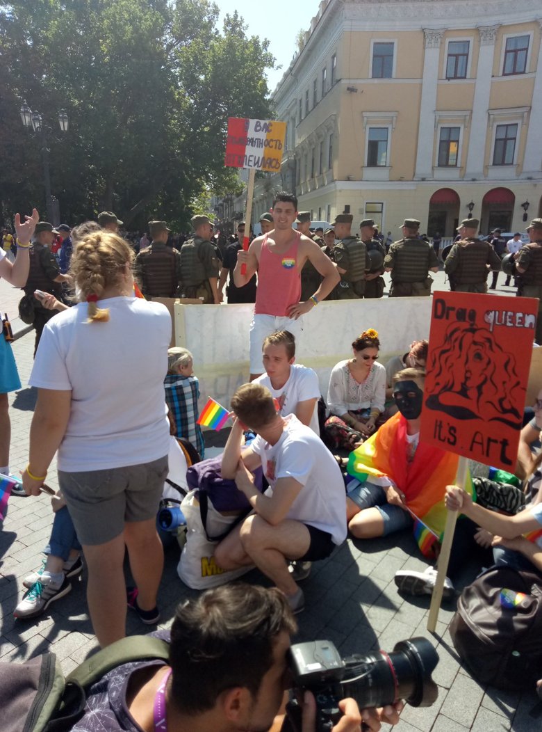 В Одесі розпочався мітинг прихильників ЛГБТ руху, який охороняють бійці Нацгвардії. Також біля ЛГБТ активістів зібралися противники.