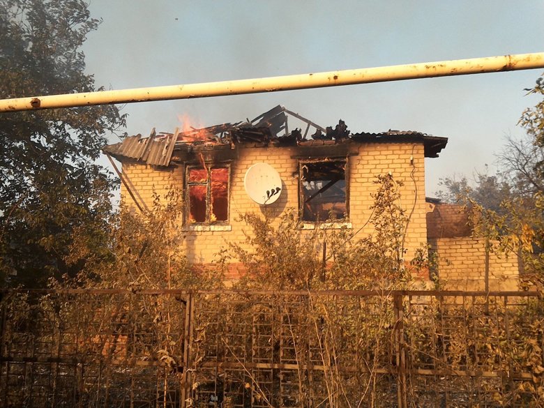 У Зайцевому під обстріл бойовиків потрапили житлові квартали: після влучання запалювальних боєприпасів кілька будинків повністю згоріли.