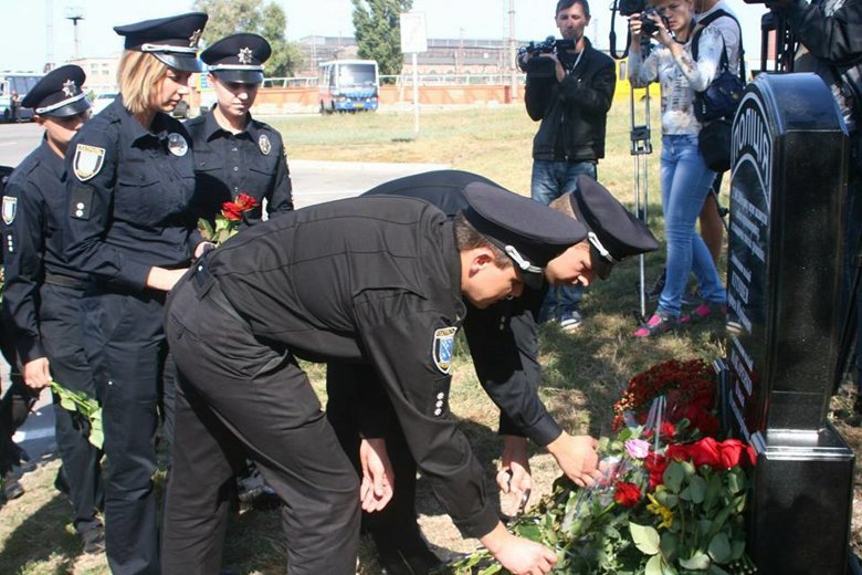 В Днепре 25 сентября открыли памятник патрульным полицейским Ольге Макаренко и Артему Кутушеву, которых год назад застрелил преступник, находившийся в розыске.