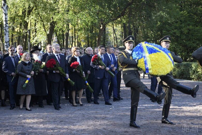 Президент Петр Порошенко 29 сентября принял участие в церемонии памяти жертв трагедии Бабьего Яра.