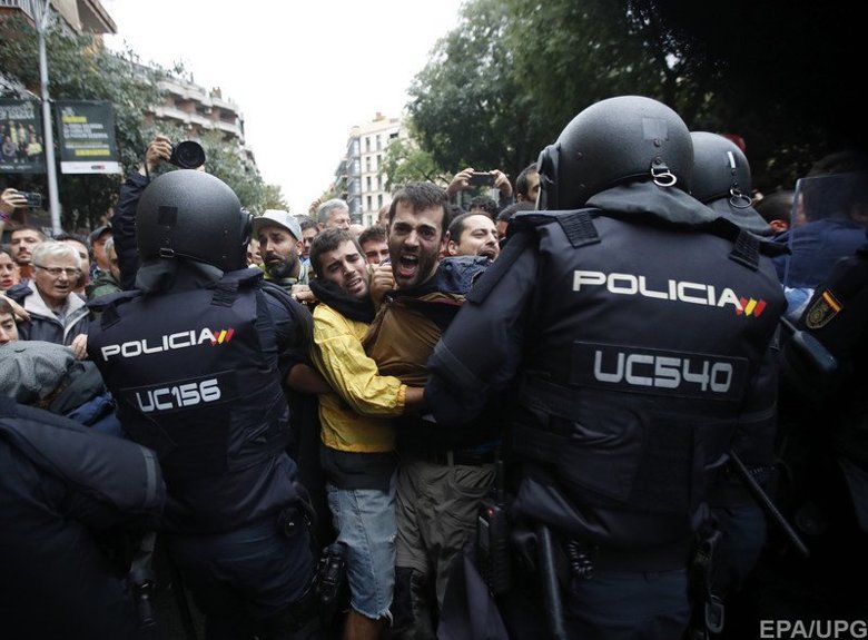 В Іспанії в сутичках з поліцією, яка намагається перешкодити проведенню референдуму про незалежність Каталонії від іспанської корони, постраждали 38 осіб.