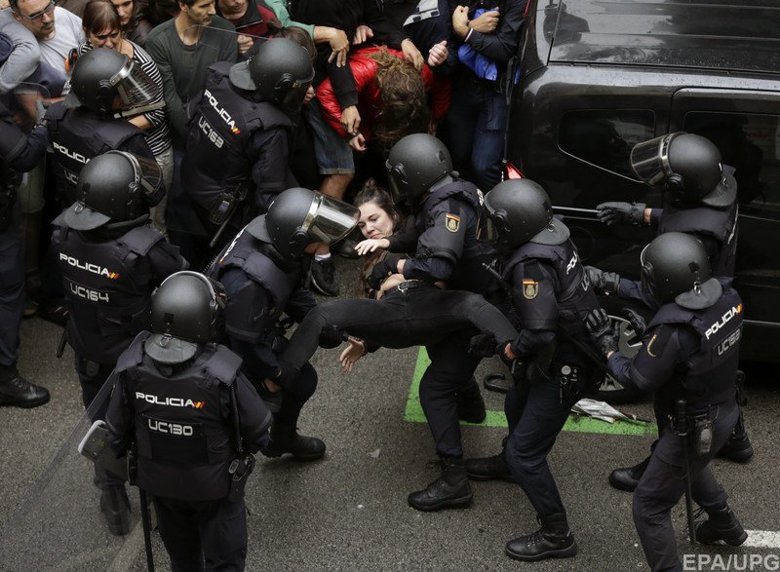 В Испании в столкновениях с полицией, которая пытается помешать проведению референдума о независимости Каталонии от испанской короны, пострадали 38 человек.
