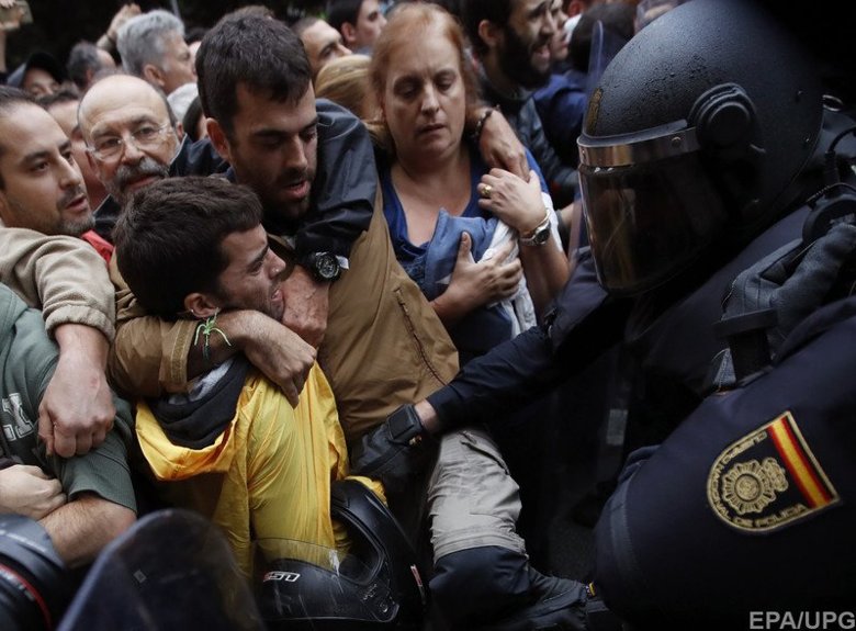 В Испании в столкновениях с полицией, которая пытается помешать проведению референдума о независимости Каталонии от испанской короны, пострадали 38 человек.