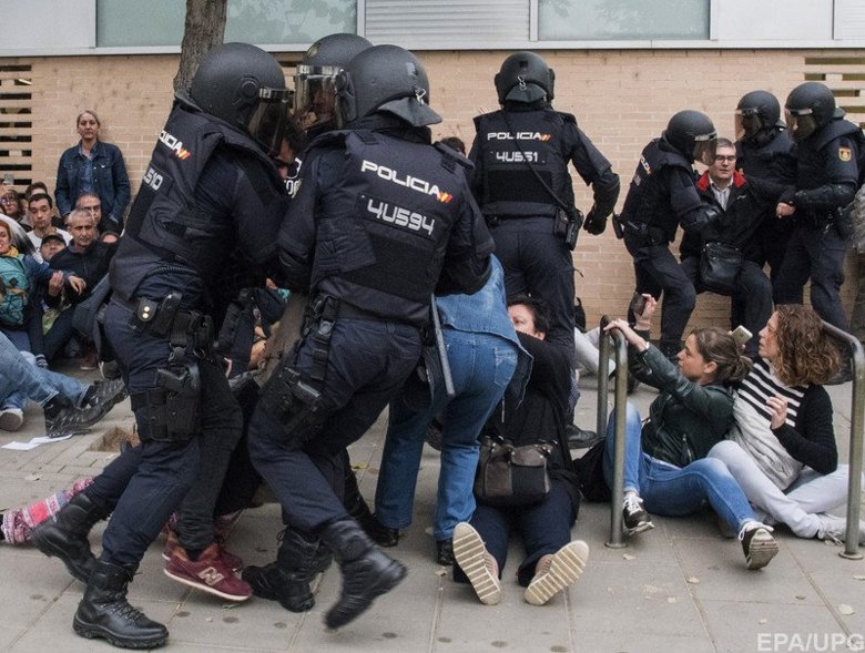 В Іспанії в сутичках з поліцією, яка намагається перешкодити проведенню референдуму про незалежність Каталонії від іспанської корони, постраждали 38 осіб.