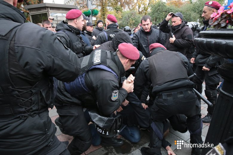 Под Верховной Радой произошли столкновения активистов Национального корпуса с правоохранителями.