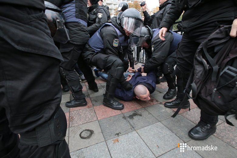 Под Верховной Радой произошли столкновения активистов Национального корпуса с правоохранителями.