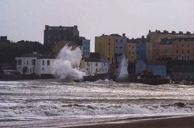 Очевидці показали фото та відео урагану Офелія, який накрив Ірландію, а також розповіли про свої відчуття.