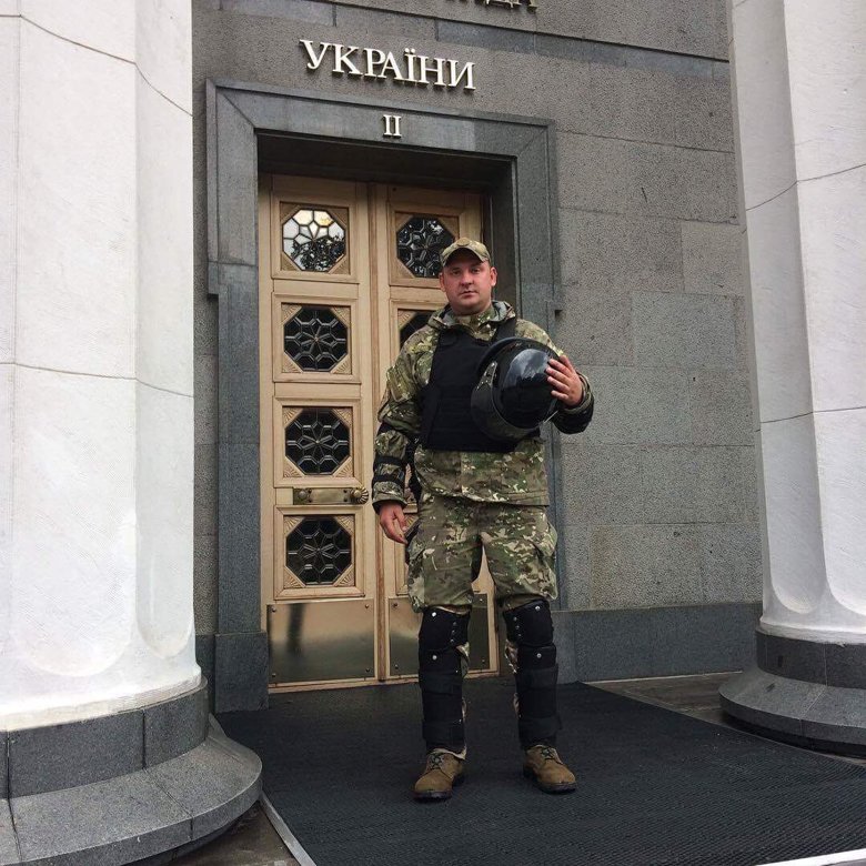 В оцеплении украинского парламента стоят сотрудники Нацгвардии, спецподразделений Нацполиции и другие силовики.