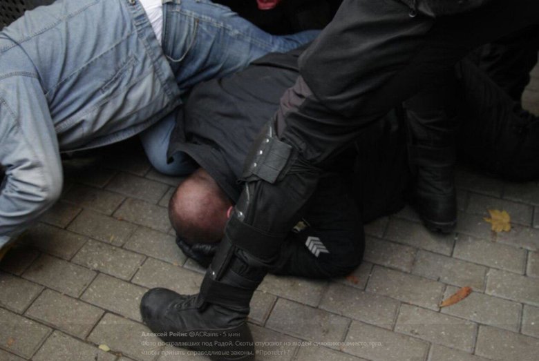 Сообщается, что у Кабмина митингующие сломали рамку металлоискателя и выломали несколько секций ограждения во время конфликта с правоохранителями.
