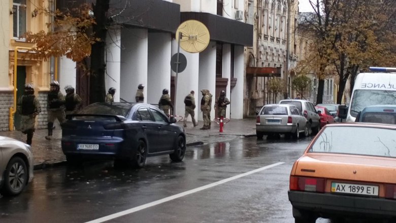 Працівники поліції перекрили вулицю Мироносицьку від перехрестя з Іванова в Харкові, де неподалік проходять обшуки у сина голови МВС.