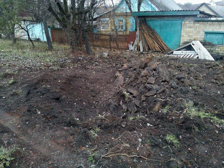 Губернатор Донецької області Жебрівський показав наслідки обстрілу Градом бойовиків Бахмутки.