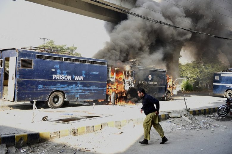 У суботу, 25 листопада, в столиці Пакистану Ісламабаді поліція застосувала сльозогінний газ і водомети під час зіткнень з релігійними активістами.