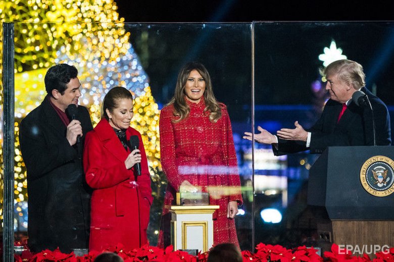 Президент США Дональд Трамп вечером 30 ноября впервые в качестве главы государства зажег огни на главной рождественской елке страны, установленной перед Белым домом.