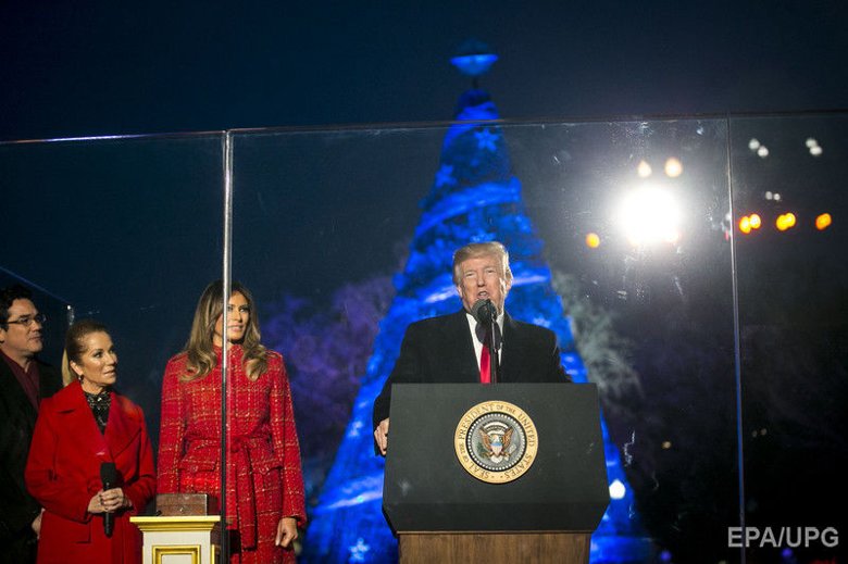 Президент США Дональд Трамп ввечері 30 листопада вперше як глава держави запалив вогні на головній різдвяній ялинці країни, встановленій перед Білим домом.