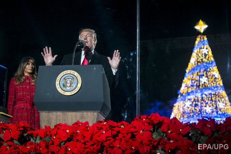 Президент США Дональд Трамп вечером 30 ноября впервые в качестве главы государства зажег огни на главной рождественской елке страны, установленной перед Белым домом.
