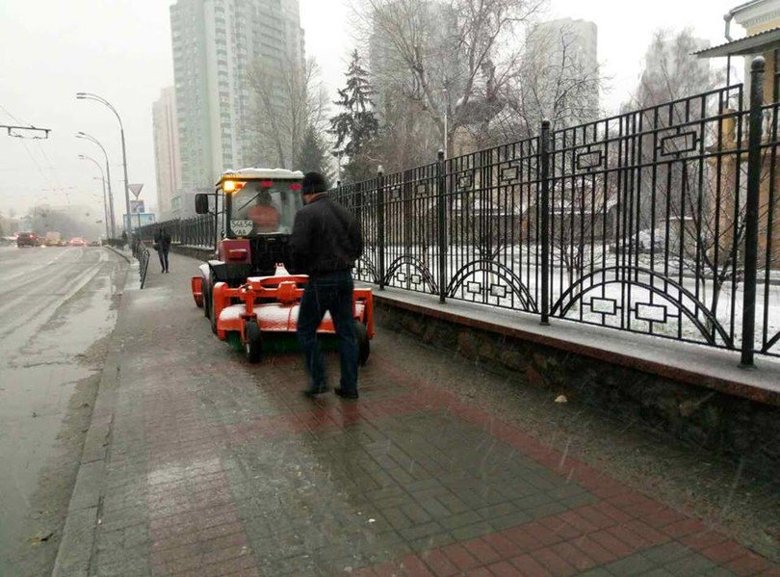 Комунальне підприємство «Київавтодор» повідомляє, що в суботу, 2 грудня, до ручного прибирання снігу було залучено 227 працівників.