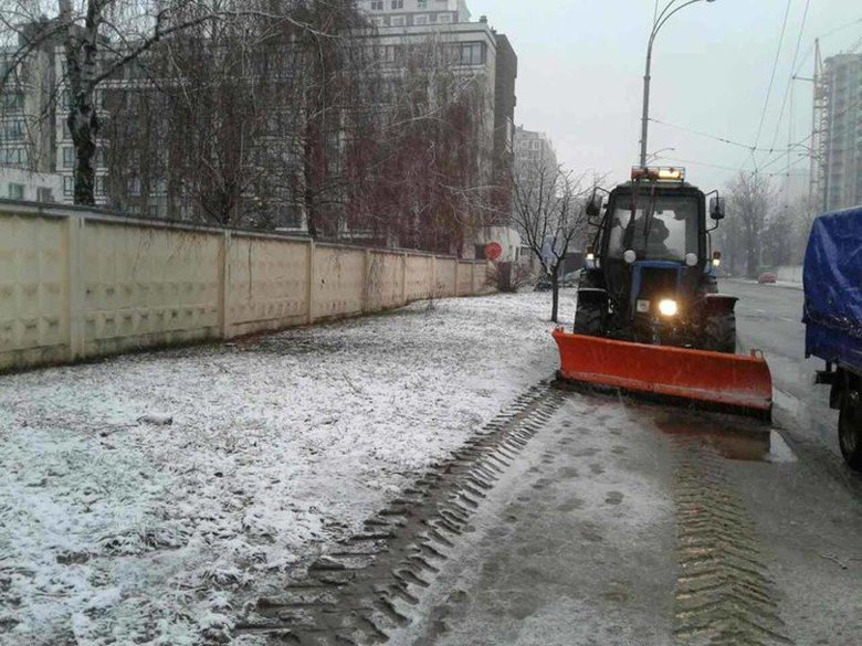 Комунальне підприємство «Київавтодор» повідомляє, що в суботу, 2 грудня, до ручного прибирання снігу було залучено 227 працівників.