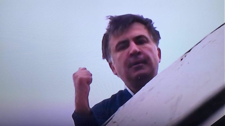 Лидер Руха новых сил Михеил Саакашвили забрался на крышу 8-этажного дома, где проживает в Киеве. По его словам, за ним пришли якобы представители СБУ