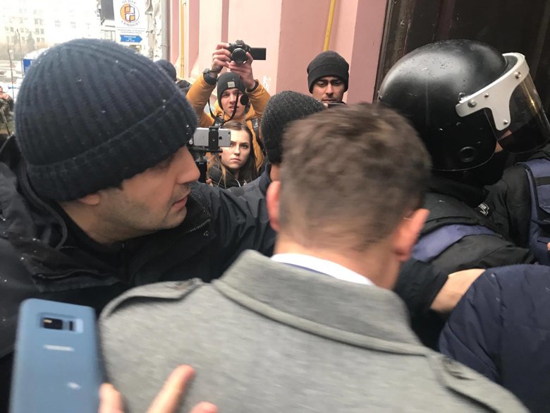 Двох українських парламентаріїв і адвоката пустили в будівлю, де проводяться слідчі дії в квартирі Міхеіла Саакашвілі.