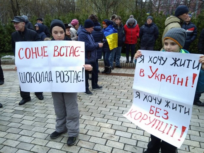 У столичному парку Шевченка збираються учасники маршу за імпічмент, який пройде по вулиці Володимирській до парламенту.