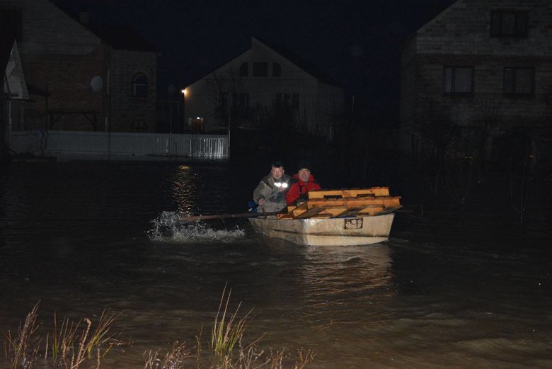 Из-за наводнения в Закарпатье 17 декабря произошло подтопление почти 1000 домохозяйств и повреждены мосты, эвакуированы 170 жителей.